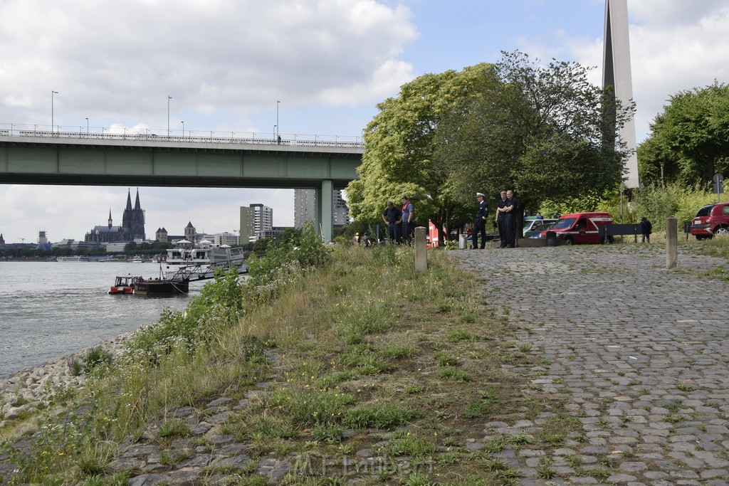 Uebung BF Taucher und Presse Koeln Zoobruecke Rhein P128.JPG - Miklos Laubert